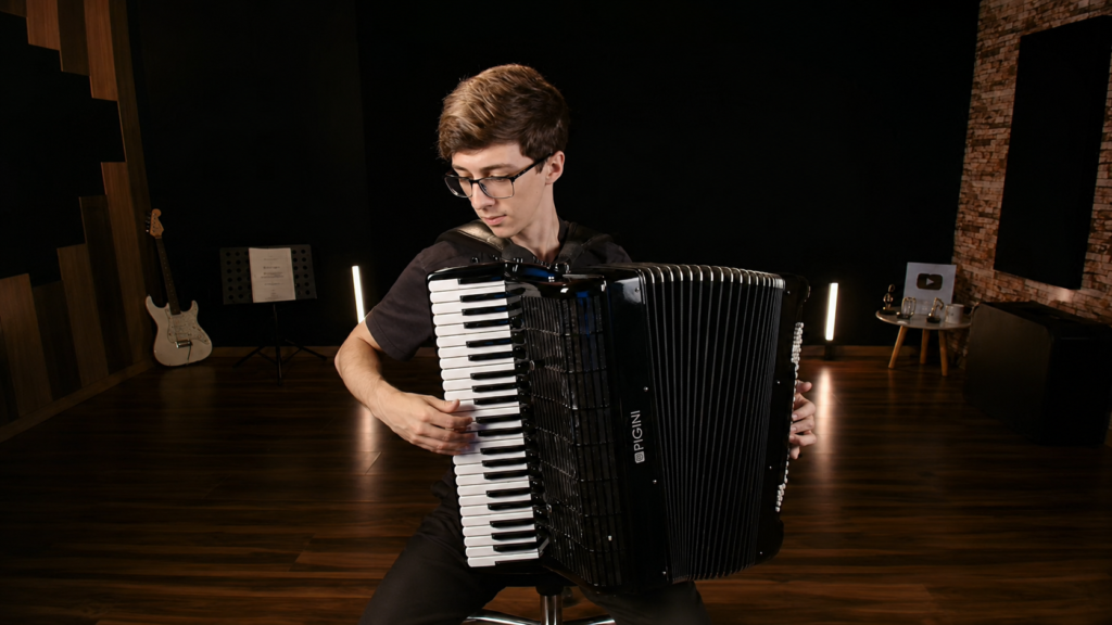 Estudante tocando acordeon Pigini em estúdio de gravação