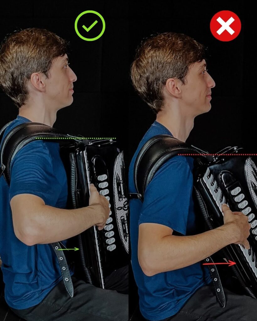 Comparação da posição do braço esquerdo ao segurar o acordeon, vista de perfil