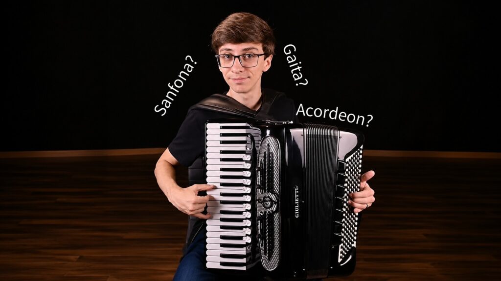 Jovem sorridente segurando acordeon preto Giulietti, com as perguntas "Sanfona?", "Gaita?", "Acordeon?"