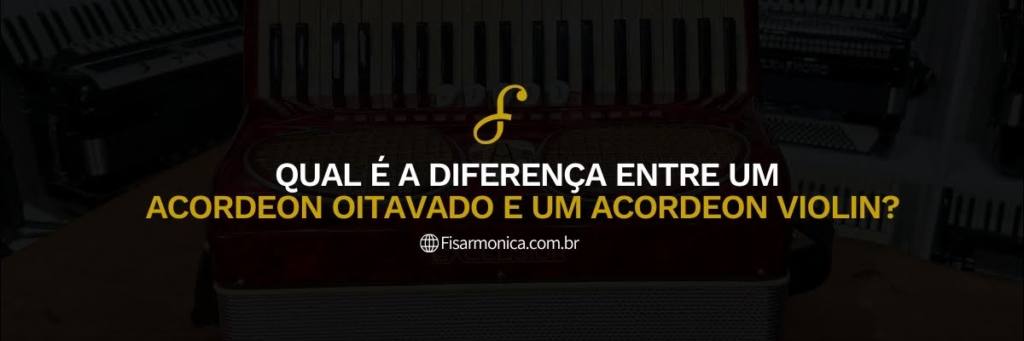 Imagem em formato de banner horizontal com iluminação escurecida no fundo, onde se destaca um acordeon vermelho com detalhes prateados e teclas brancas e pretas. No centro da imagem, há o logotipo amarelo de uma clave/símbolo estilizado. Logo abaixo, o texto em letras maiúsculas: em branco, "QUAL É A DIFERENÇA ENTRE UM", e em amarelo, "ACORDEON OITAVADO E UM ACORDEON VIOLIN?". Na parte inferior, há um ícone de globo seguido pelo endereço "Fisarmonica.com.br"