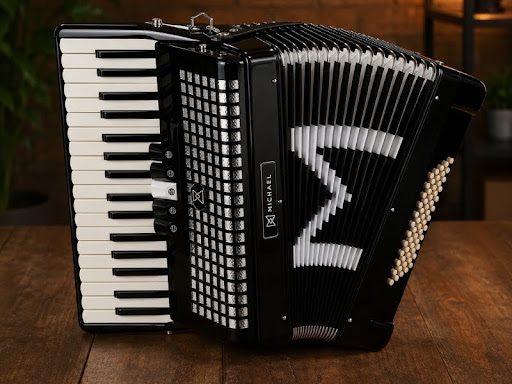 Acordeon preto Michael com fole aberto, vista lateral