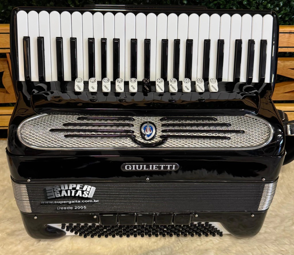 Acordeon giulietti disposto em uma mesa